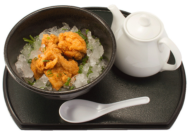 TVアニメ『ゴールデンカムイ』フード・ドリンクコラボ　網走流氷ザンギ茶漬け 価格 990 円(税込)(C)野田サトル／集英社・ゴールデンカムイ製作委員会 (C)野田サトル／集英社