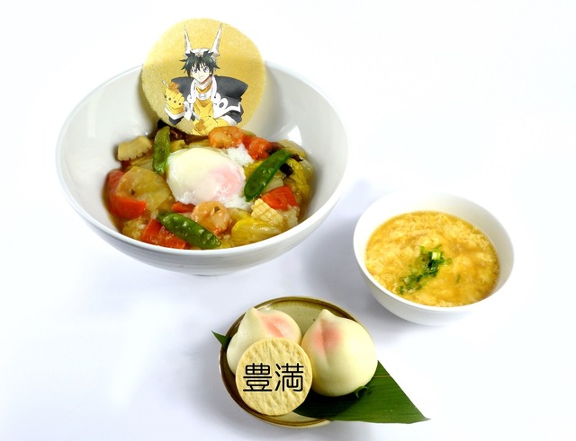 覇穹 封神演義「仙界大戦 in J-WORLD TOKYO」仙桃大吟醸 豊満 桃まん＆野菜たっぷり中華丼セット (玉子スープ付) (1,080 円) (C)安能務・藤崎竜／集英社・「覇穹 封神演義」製作委員会