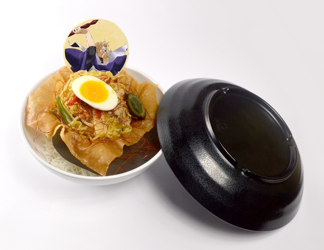 覇穹 封神演義「仙界大戦 in J-WORLD TOKYO」聞仲の禁鞭塩焼きそば (980 円) (C)安能務・藤崎竜／集英社・「覇穹 封神演義」製作委員会
