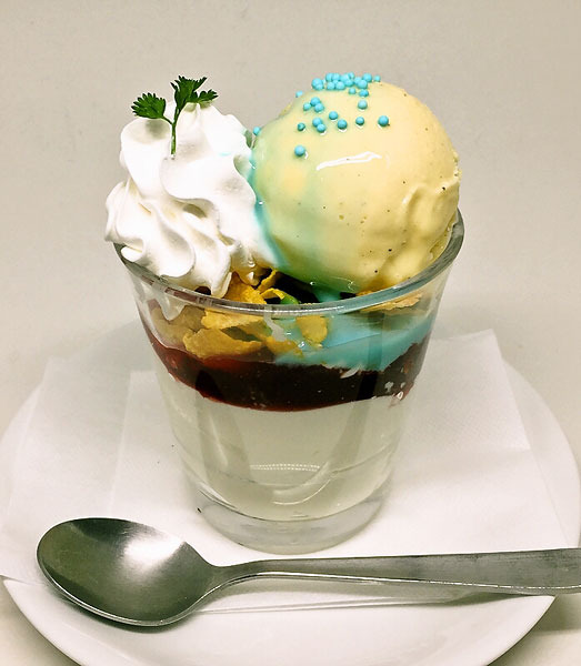 「テッサのメイド服パフェ」650円(税抜)(C)賀東招二・四季童子／KADOKAWA／FMP!4