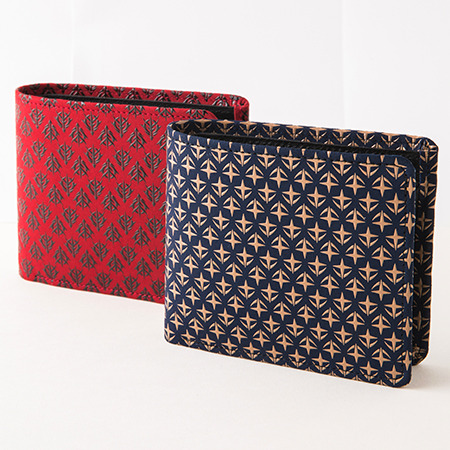 「甲州印伝×機動戦士ガンダム」二折財布各17,000円（+税）(C)創通・サンライズ