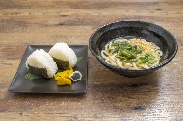 マネジのおにぎりとみんなで採った山菜うどんセット 1,200 円（税込）（C）ひぐちアサ・講談社／おお振り製作委員会 （C）SEGA