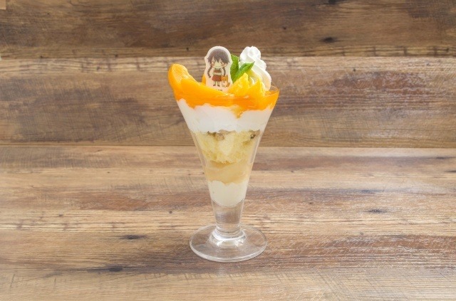 モモカンの握りつぶしたみかんと桃缶パフェ 900 円（税込）（C）ひぐちアサ・講談社／おお振り製作委員会 （C）SEGA