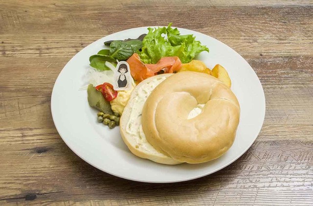 「セガコラボカフェ PERSONA5 the Animation」新島 真のヘルシーベーグルサンド 1,200円（税込）(C)ATLUS (C)SEGA/PERSONA5 the Animation Project (C)SEGA