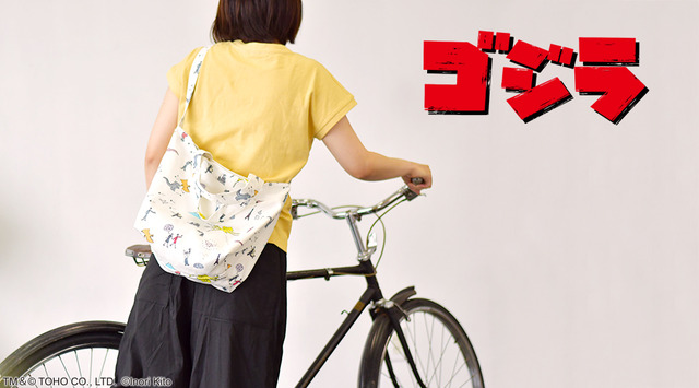 ゴジラ映画『三大怪獣 地球最大の決戦』コラボグッズ キャンバスショルダートート 3,500円＋税TM&(C)TOHO CO.,LTD.
