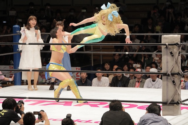 アニメ「邪神ちゃん」女子プロ団体とのコラボマッチで“ドロップキック”咲き乱れ！ 声優陣もエール