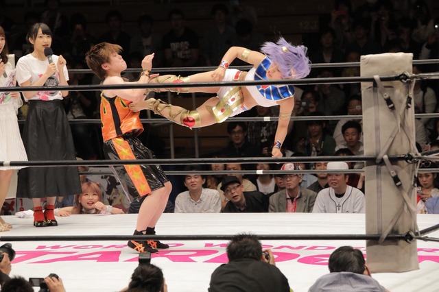 アニメ「邪神ちゃん」女子プロ団体とのコラボマッチで“ドロップキック”咲き乱れ！ 声優陣もエール