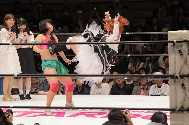 アニメ「邪神ちゃん」女子プロ団体とのコラボマッチで“ドロップキック”咲き乱れ！ 声優陣もエール