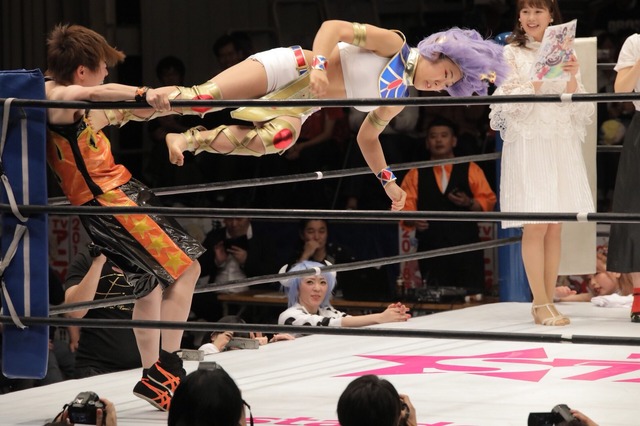 アニメ「邪神ちゃん」女子プロ団体とのコラボマッチで“ドロップキック”咲き乱れ！ 声優陣もエール