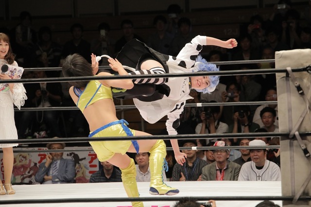 アニメ「邪神ちゃん」女子プロ団体とのコラボマッチで“ドロップキック”咲き乱れ！ 声優陣もエール