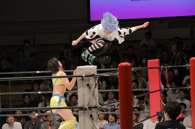 アニメ「邪神ちゃん」女子プロ団体とのコラボマッチで“ドロップキック”咲き乱れ！ 声優陣もエール