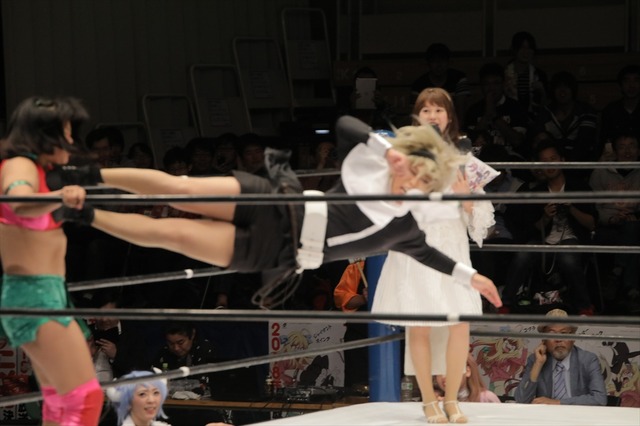 アニメ「邪神ちゃん」女子プロ団体とのコラボマッチで“ドロップキック”咲き乱れ！ 声優陣もエール