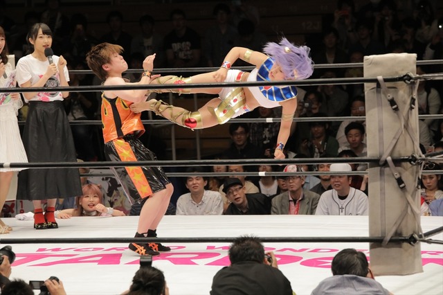 アニメ「邪神ちゃん」女子プロ団体とのコラボマッチで“ドロップキック”咲き乱れ！ 声優陣もエール