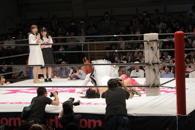 アニメ「邪神ちゃん」女子プロ団体とのコラボマッチで“ドロップキック”咲き乱れ！ 声優陣もエール