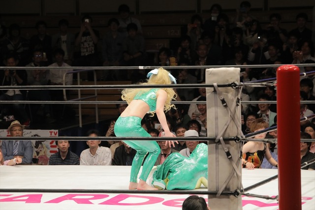 アニメ「邪神ちゃん」女子プロ団体とのコラボマッチで“ドロップキック”咲き乱れ！ 声優陣もエール