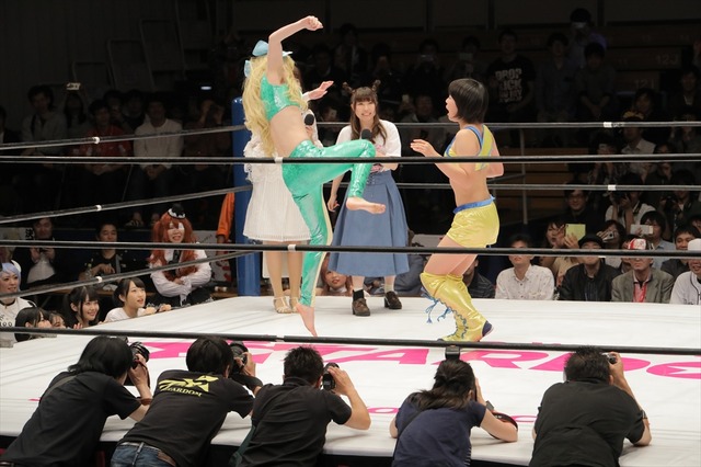 アニメ「邪神ちゃん」女子プロ団体とのコラボマッチで“ドロップキック”咲き乱れ！ 声優陣もエール