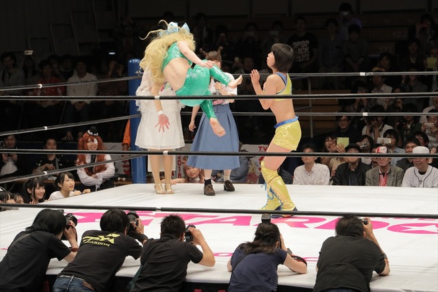 アニメ「邪神ちゃん」女子プロ団体とのコラボマッチで“ドロップキック”咲き乱れ！ 声優陣もエール