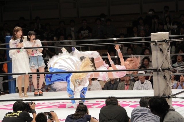 アニメ「邪神ちゃん」女子プロ団体とのコラボマッチで“ドロップキック”咲き乱れ！ 声優陣もエール