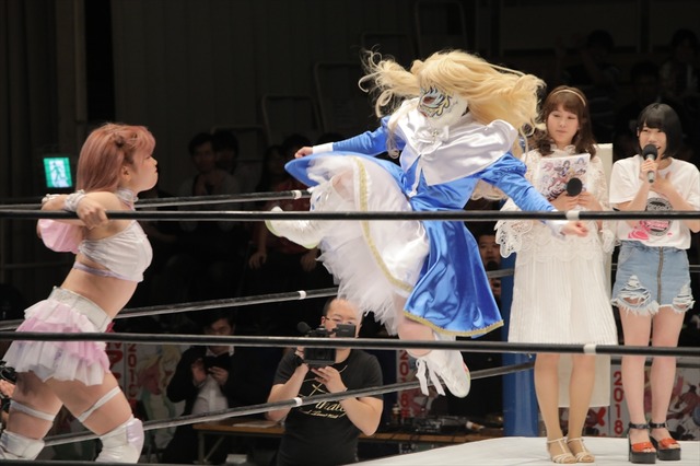 アニメ「邪神ちゃん」女子プロ団体とのコラボマッチで“ドロップキック”咲き乱れ！ 声優陣もエール