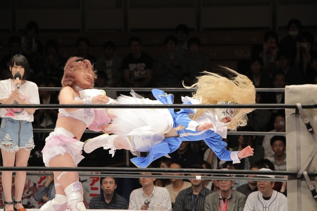 アニメ「邪神ちゃん」女子プロ団体とのコラボマッチで“ドロップキック”咲き乱れ！ 声優陣もエール