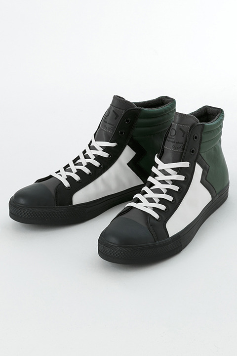 「劇場版 魔法科高校の劣等生 星を呼ぶ少女」コラボアイテム 司波達也 モデル スニーカー／10,800円（税別）(C)2016 佐島 勤／ＫＡＤＯＫＡＷＡ　アスキー・メディアワークス刊／劇場版魔法科高校製作委員会