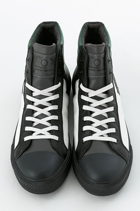 「劇場版 魔法科高校の劣等生 星を呼ぶ少女」コラボアイテム 司波達也 モデル スニーカー／10,800円（税別）(C)2016 佐島 勤／ＫＡＤＯＫＡＷＡ　アスキー・メディアワークス刊／劇場版魔法科高校製作委員会