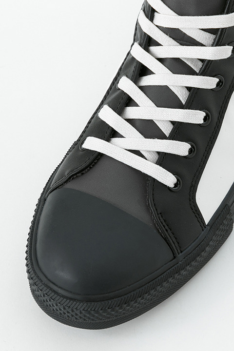 「劇場版 魔法科高校の劣等生 星を呼ぶ少女」コラボアイテム 司波達也 モデル スニーカー／10,800円（税別）(C)2016 佐島 勤／ＫＡＤＯＫＡＷＡ　アスキー・メディアワークス刊／劇場版魔法科高校製作委員会