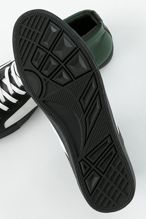 「劇場版 魔法科高校の劣等生 星を呼ぶ少女」コラボアイテム 司波達也 モデル スニーカー／10,800円（税別）(C)2016 佐島 勤／ＫＡＤＯＫＡＷＡ　アスキー・メディアワークス刊／劇場版魔法科高校製作委員会