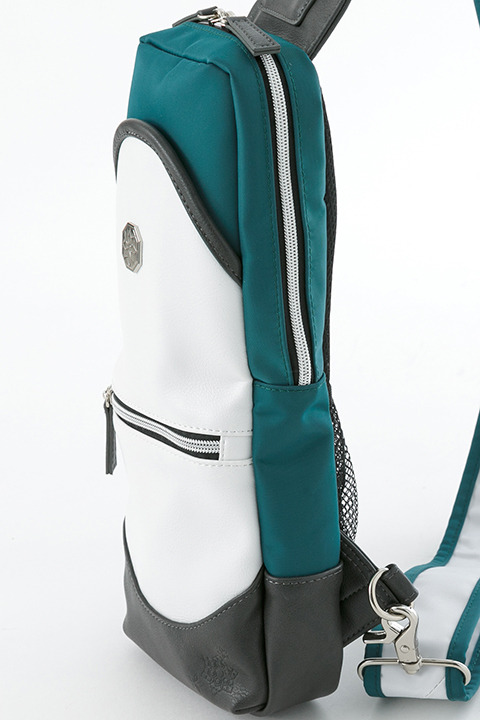 「劇場版 魔法科高校の劣等生 星を呼ぶ少女」コラボアイテム 司波深雪 モデル ボディバッグ／10,800円（税別）(C)2016 佐島 勤／ＫＡＤＯＫＡＷＡ　アスキー・メディアワークス刊／劇場版魔法科高校製作委員会