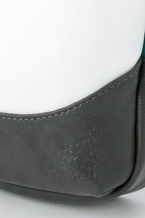 「劇場版 魔法科高校の劣等生 星を呼ぶ少女」コラボアイテム 司波深雪 モデル ボディバッグ／10,800円（税別）(C)2016 佐島 勤／ＫＡＤＯＫＡＷＡ　アスキー・メディアワークス刊／劇場版魔法科高校製作委員会