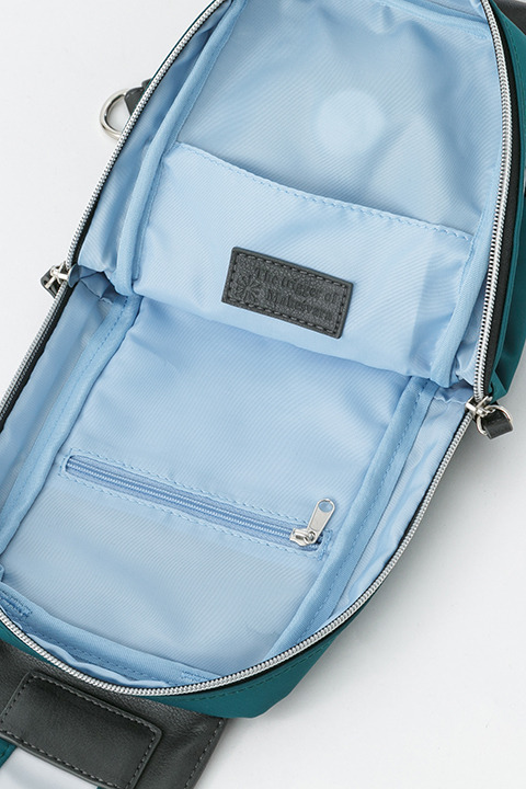 「劇場版 魔法科高校の劣等生 星を呼ぶ少女」コラボアイテム 司波深雪 モデル ボディバッグ／10,800円（税別）(C)2016 佐島 勤／ＫＡＤＯＫＡＷＡ　アスキー・メディアワークス刊／劇場版魔法科高校製作委員会