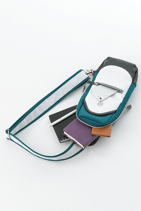 「劇場版 魔法科高校の劣等生 星を呼ぶ少女」コラボアイテム 司波深雪 モデル ボディバッグ／10,800円（税別）(C)2016 佐島 勤／ＫＡＤＯＫＡＷＡ　アスキー・メディアワークス刊／劇場版魔法科高校製作委員会