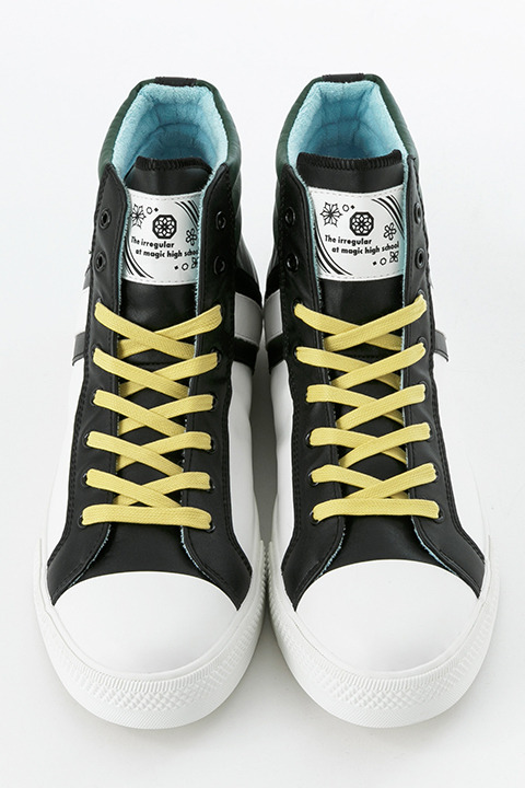 「劇場版 魔法科高校の劣等生 星を呼ぶ少女」コラボアイテム 司波深雪 モデル スニーカー／10,800円（税別）(C)2016 佐島 勤／ＫＡＤＯＫＡＷＡ　アスキー・メディアワークス刊／劇場版魔法科高校製作委員会