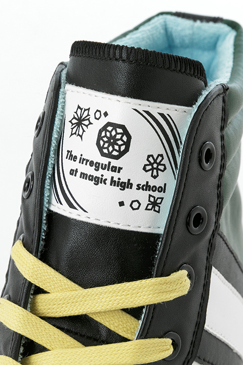 「劇場版 魔法科高校の劣等生 星を呼ぶ少女」コラボアイテム 司波深雪 モデル スニーカー／10,800円（税別）(C)2016 佐島 勤／ＫＡＤＯＫＡＷＡ　アスキー・メディアワークス刊／劇場版魔法科高校製作委員会