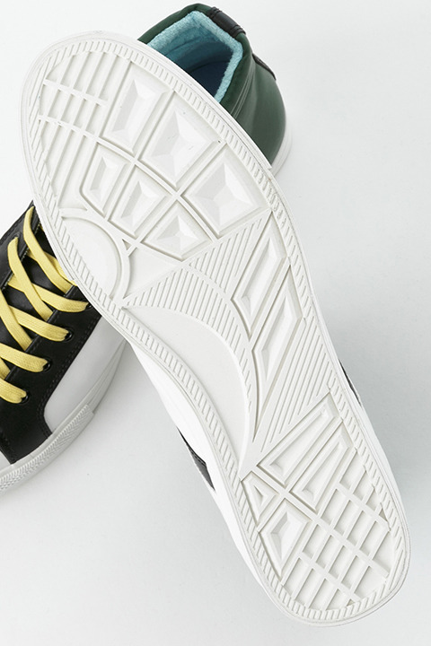 「劇場版 魔法科高校の劣等生 星を呼ぶ少女」コラボアイテム 司波深雪 モデル スニーカー／10,800円（税別）(C)2016 佐島 勤／ＫＡＤＯＫＡＷＡ　アスキー・メディアワークス刊／劇場版魔法科高校製作委員会