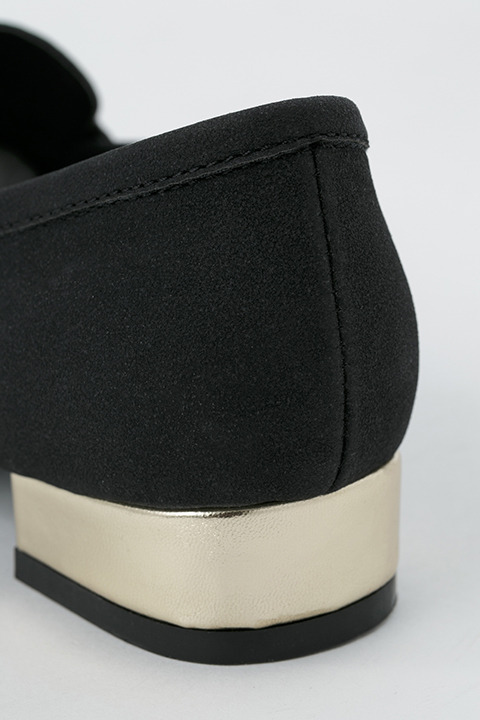 『刀剣乱舞-ONLINE-』コラボレーション シューズ 歌仙兼定モデル 15,800円（税別）(C)2015-2018 DMM GAMES/Nitroplus