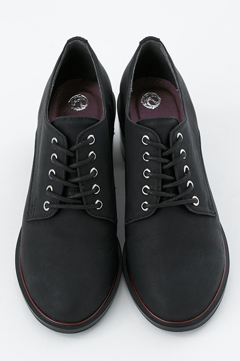 『刀剣乱舞-ONLINE-』コラボレーション シューズ 薬研藤四郎モデル 各15,800円（税別）(C)2015-2018 DMM GAMES/Nitroplus