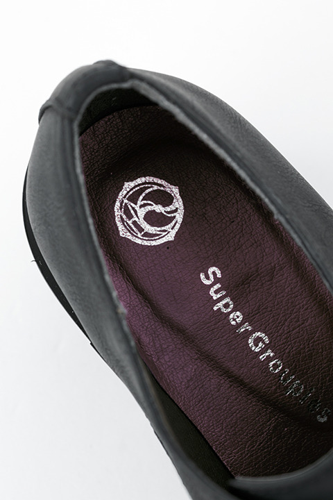 『刀剣乱舞-ONLINE-』コラボレーション シューズ 薬研藤四郎モデル 各15,800円（税別）(C)2015-2018 DMM GAMES/Nitroplus