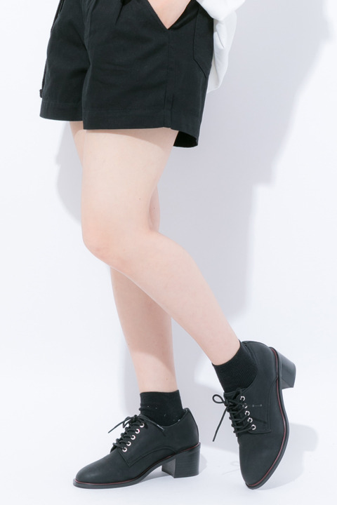 『刀剣乱舞-ONLINE-』コラボレーション シューズ 薬研藤四郎モデル 各15,800円（税別）(C)2015-2018 DMM GAMES/Nitroplus