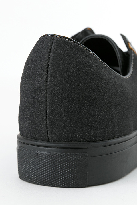 『劇場版 ソードアート・オンライン -オーディナル・スケール-』コラボレーション キリトモデル スニーカー 9,800円（税別）(C)2016 川原 礫／ＫＡＤＯＫＡＷＡ　アスキー・メディアワークス刊／SAO MOVIE Project