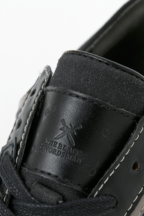 『劇場版 ソードアート・オンライン -オーディナル・スケール-』コラボレーション キリトモデル スニーカー 9,800円（税別）(C)2016 川原 礫／ＫＡＤＯＫＡＷＡ　アスキー・メディアワークス刊／SAO MOVIE Project