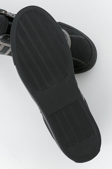 『劇場版 ソードアート・オンライン -オーディナル・スケール-』コラボレーション キリトモデル スニーカー 9,800円（税別）(C)2016 川原 礫／ＫＡＤＯＫＡＷＡ　アスキー・メディアワークス刊／SAO MOVIE Project