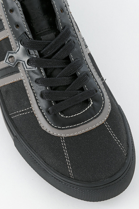 『劇場版 ソードアート・オンライン -オーディナル・スケール-』コラボレーション キリトモデル スニーカー 9,800円（税別）(C)2016 川原 礫／ＫＡＤＯＫＡＷＡ　アスキー・メディアワークス刊／SAO MOVIE Project