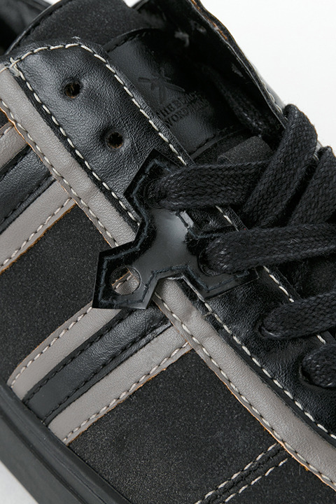 『劇場版 ソードアート・オンライン -オーディナル・スケール-』コラボレーション キリトモデル スニーカー 9,800円（税別）(C)2016 川原 礫／ＫＡＤＯＫＡＷＡ　アスキー・メディアワークス刊／SAO MOVIE Project