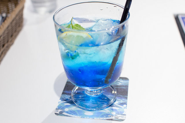 英霊召喚ソーダ サーヴァントステッカー（ランダム）と専用コースター付き