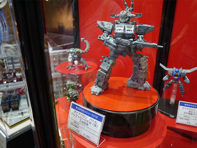 巨大ゾイドがお出迎え！ 歩くだけで「人生ゲーム」も楽しめるタカラトミーブース【東京おもちゃショー2018】