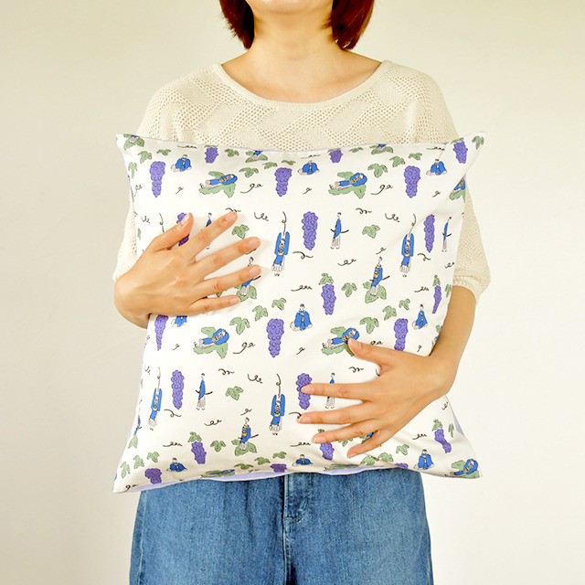 クッションカバー 三日月宗近とぶどう 2,800円（税別）(C)2015-2018 DMM GAMES/Nitroplus