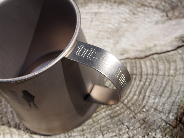 「『ゆるキャン△』×村の鍛冶屋 チタンマグカップ」価格：3000円（税抜）(C)あｆろ・芳文社／野外活動サークル