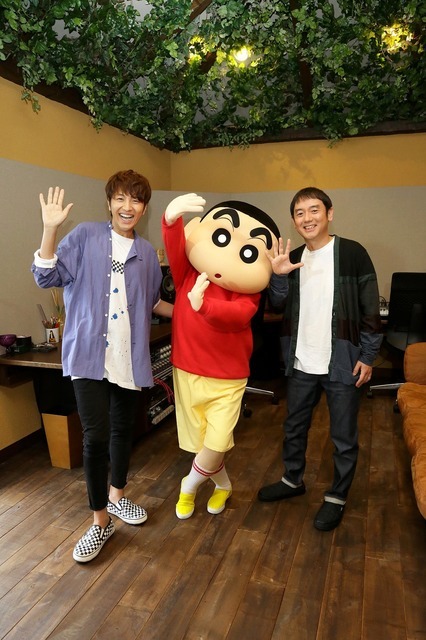 ゆず×しんちゃん3ショット／「クレヨンしんちゃん」（C）臼井儀人/双葉社・シンエイ・テレビ朝日・ADK　