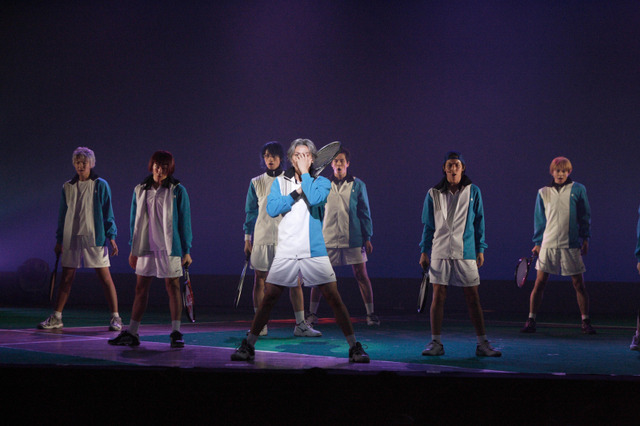 ミュージカル『テニスの王子様』The Imperial Match 氷帝学園 in winter 2005-2006より 中央：加藤和樹、後方：斎藤工